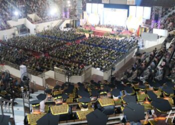 Wisuda 1.600 Mahasiswa, Rektor Unmul Ingatakan Tantangan Global Pasar Tenaga Kerja