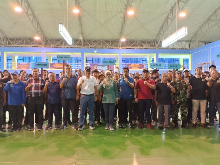 Buka Powarda 2023, Sekda Kaltim Jajal Kadispora Tanding Tenis Meja