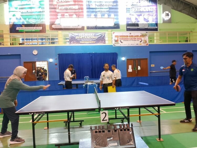 Buka Powarda 2023, Sekda Kaltim Jajal Kadispora Tanding Tenis Meja