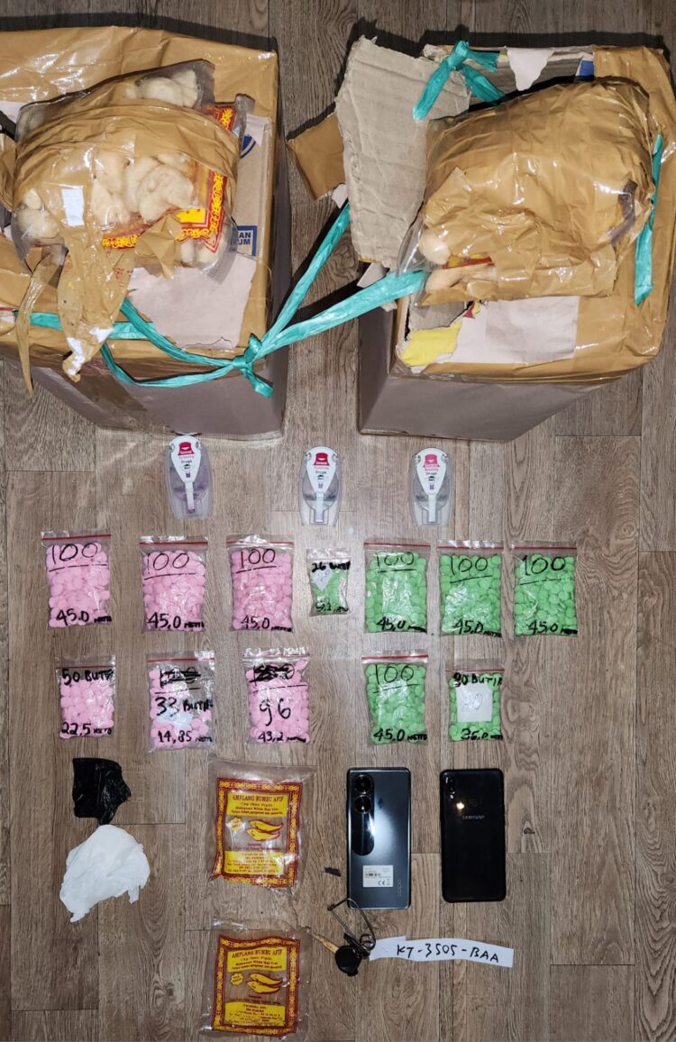 Polisi Temukan Ineks dalam Dus Amplang