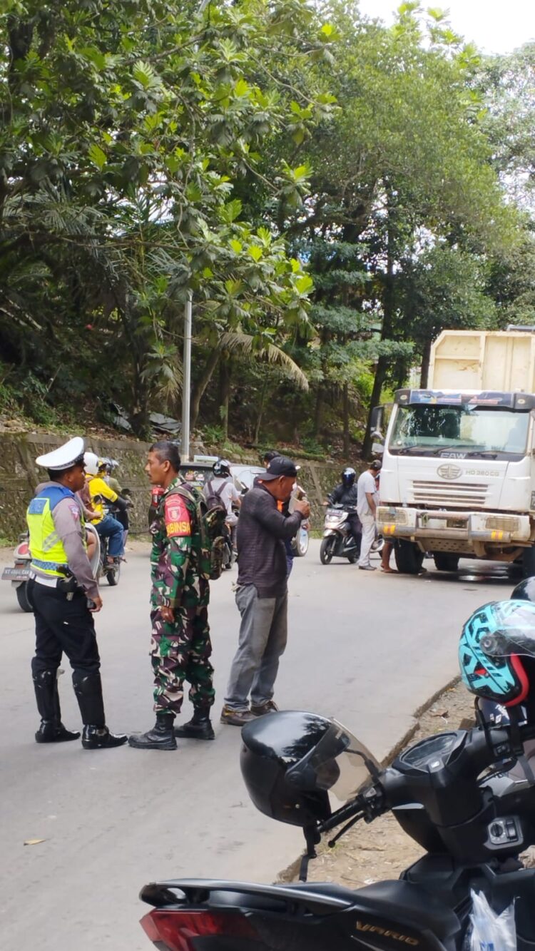 BREAKING NEWS, Truk Tidak Kuat Menanjak di Gunung Manggah, Jalan Otto Iskandardinata Macet Panjang
