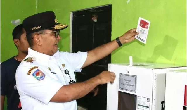 Pj Gubernur Akmal Malik Salurkan Hak Pilih pada Pemilu 2024 di Kaltim