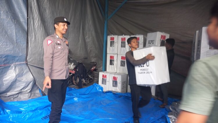 Lahan Parkir di Kecamatan Sambutan jadi Gudang Penyimpanan Logistik Pemilu