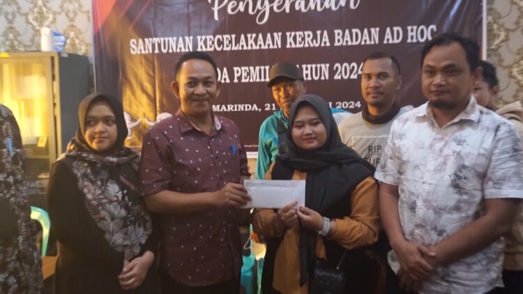 KPU Samarinda Serahkan Santunan Bagi KPPS Korban Keracunan Massal