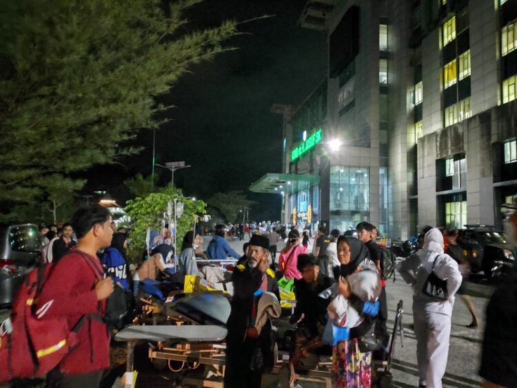 Diduga KIpas Angin Konslet di lantai 3, Ratusan Pasien dipindahkan ke halaman RSUD