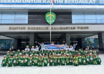 Kunjungi Kantor Gubernur Kaltim, Puluhan Anak gembira Masuk Lift