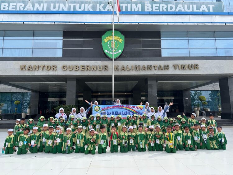 Kunjungi Kantor Gubernur Kaltim, Puluhan Anak gembira Masuk Lift