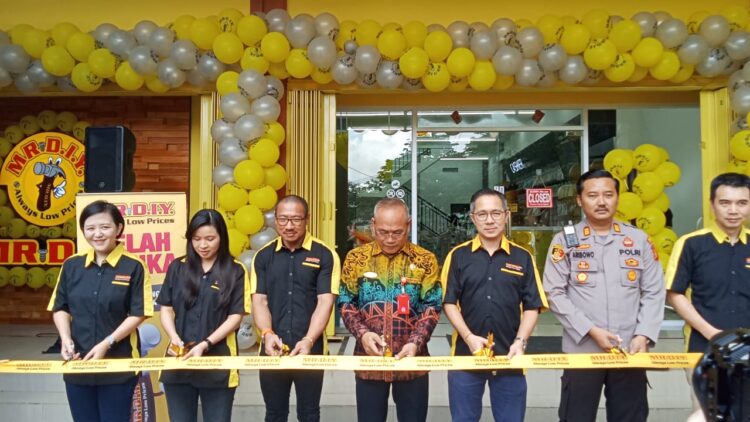 MR.DIY Terus Dukung Kebersihan Lingkungan Melalui Gerakan Aksi Bersih di Sungai Mahakam