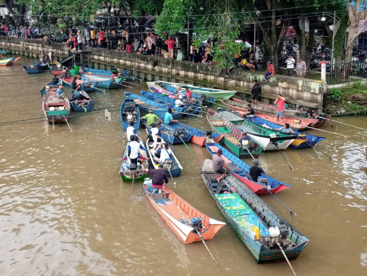 Perbaiki Kualitas Air, DLH Samarinda Bersihkan Sungai Karang Mumus