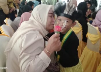 Takjub, Bocah 3 Tahun Melantunkan Ayat Suci Al quran, Ibu Ibu Menangis