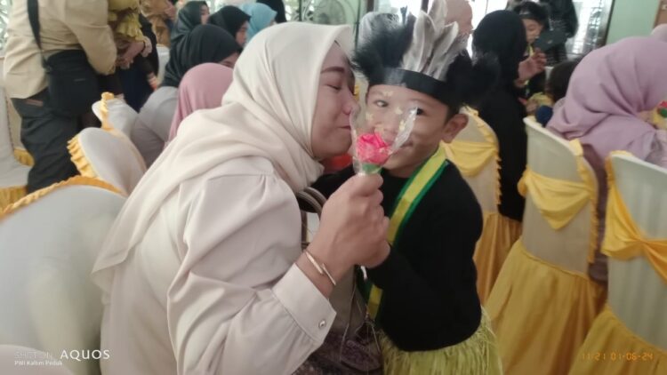 Takjub, Bocah 3 Tahun Melantunkan Ayat Suci Al quran, Ibu Ibu Menangis