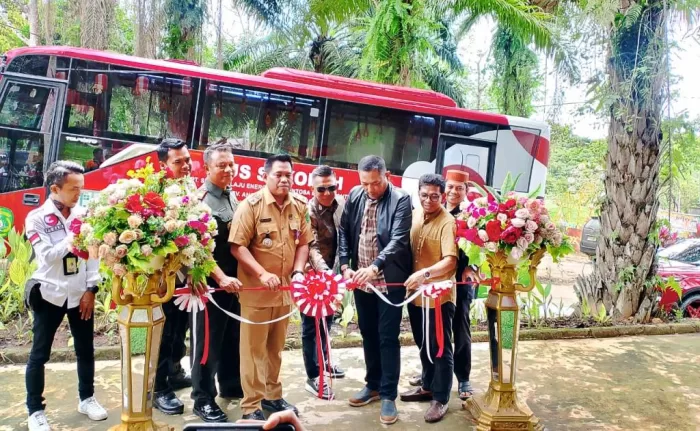 Wakil Ketua DPRD Kaltim Seno Aji Serahkan Bantuan Bus Sekolah Kontribusi 3 Perusahaan bagi Warga Batuah Kukar