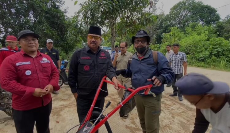 Tingkatkan Produktivitas Pertanian di Desa Selerong, Bupati Bantu Alsintan