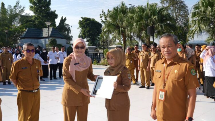 Sekdaprov Kaltim Beri Sepeda listrik Kepada ASN Berprestasi