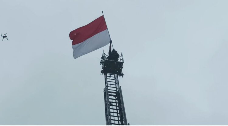 Rayakan Detik-Detik Proklamasi , Warga Dan Relawan Samarinda Kibarkan Merah Putih dengan Mobil Tangga Pemadam Kebakaran