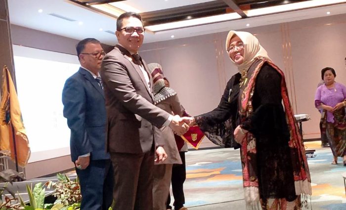 Wali Kota Serahkan Satyalancana Karya Satya kepada 145 PNS Samarinda