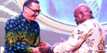 Kadiskominfo Kaltim Terima Penghargaan Tokoh Penggerak Keterbukaan Pers dan Literasi Digital