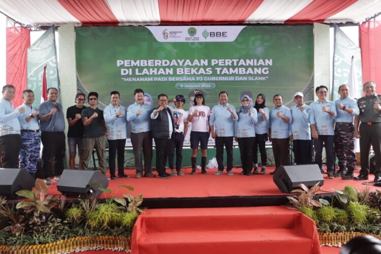 Personel Slank Tanam Padi di Lahan Eks Tambang