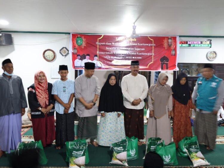 Bupati Kukar Serahkan Bantuan Rehabilitasi Masjid Darussa’adah Bengkinang Rp470 Juta