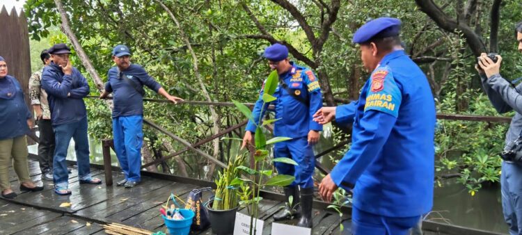 Personel Ditpolairud Polda Kaltim Latih Pembibitan dan Penanaman Mangrove di Konservasi Margomulyo