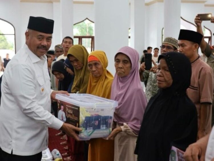Safari Ramadhan , Bupati Serahkan Beragam Bantuan untuk Bidang Keagamaan Sosial Kemasyarakatan Di Kota Bangun