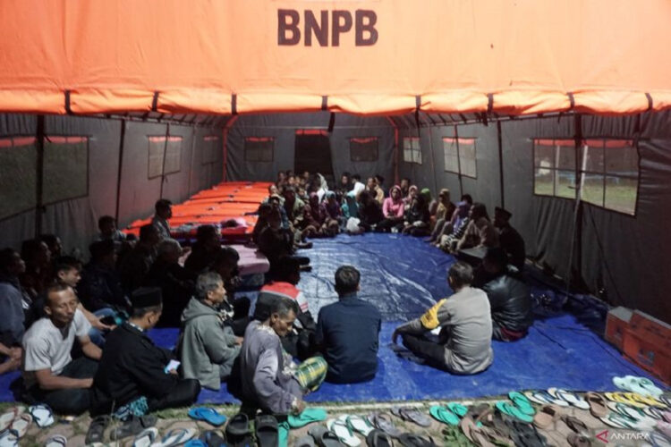 Ratusan rumah di dua desa di Karawang masih terendam banjir