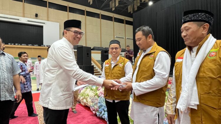Minta Jemaah Haji Jaga Kekompakan, Wali Kota Andi Harun Berikan 100 Riyal untuk Setiap Jemaah