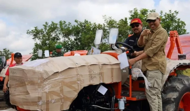 Bupati Serahkan Bantuan 12 Unit Traktor Perkuat Brigade Pangan