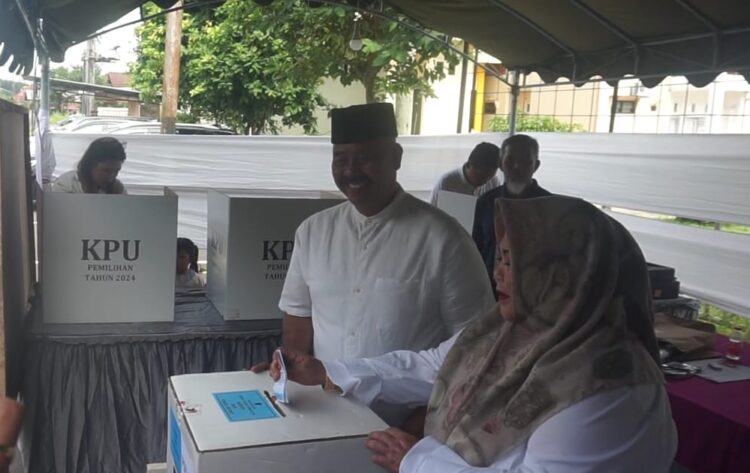 Nyoblos di TPS 22 Jalan Arwana, Bupati Kukar Bawa Kopi Bongkar