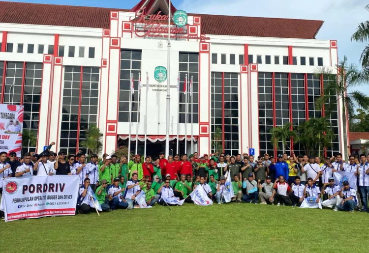 Hari Buruh Pemkab Kukar dan Buruh Gelar Bhakti Sosial