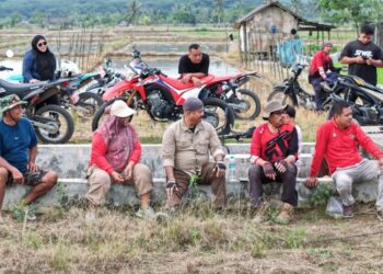 Bupati Kukar Tinjau Penggunaan Alat Tanam Padi Mekanis untuk Meningkatkan Efisiensi Pertanian