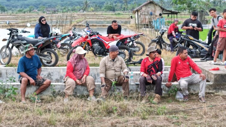 Bupati Kukar Tinjau Penggunaan Alat Tanam Padi Mekanis untuk Meningkatkan Efisiensi Pertanian