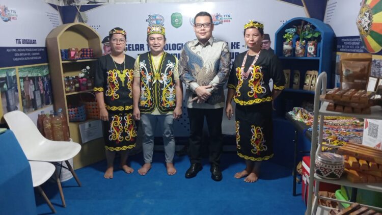 Kunjungi Stan TTG, Kadis PMD Perkenalkan Coklat Long Anai