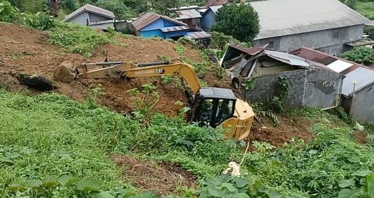 Tanah Longsor di Samarinda: Satu Keluarga Tertimbun