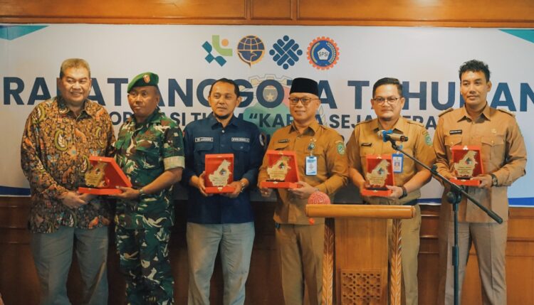 Hadirin RAT TKBM,  Kadis DiskopUKM Kukar Ingatkan Kesejahteraan Anggota