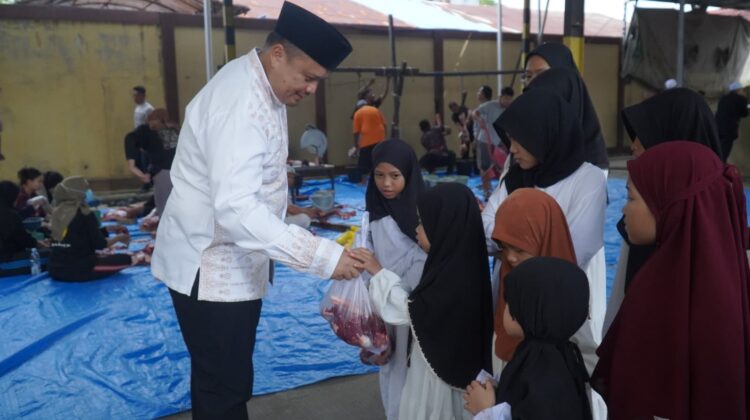 Berbagi Berkah Idul Adha: Polresta Samarinda Bagikan 64 Hewan Kurban