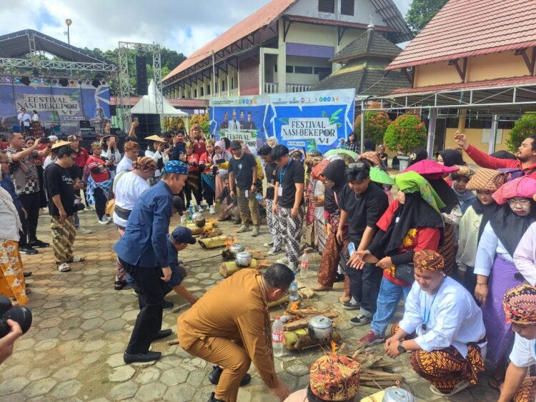 Aroma Menggoda di Festival Nasi Bekepor Universitas Kutai Kartanegara