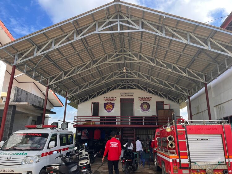 Tim Relawan Rajawali Desa Segihan Dapat Tambahan Armada Pemadam dari Damkar Kukar