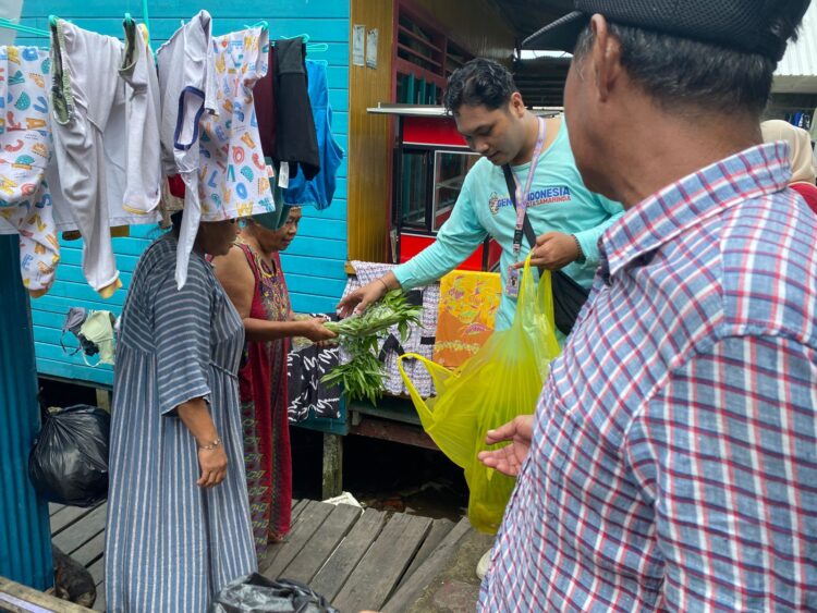 Gandeng Remaja Genre,  BNNP Kaltim Bagikan 1000 ikat Sayuran Segar