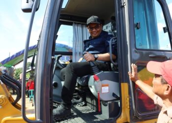 Pemkab Kukar Beri Bantuan Excapator Mini dan Sarana Pertanian untuk Desa Jonggon Jaya dan Margahayu