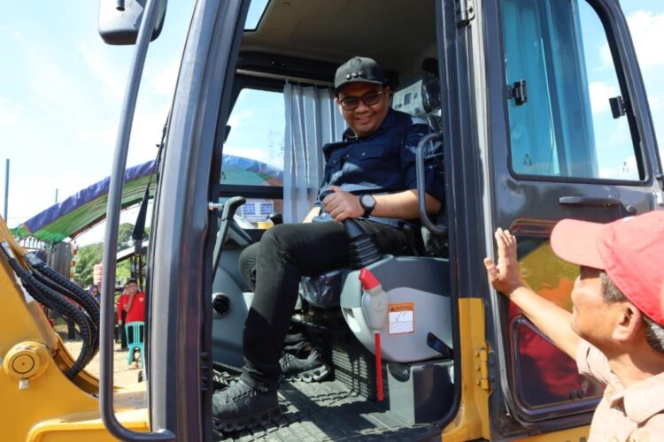 Pemkab Kukar Beri Bantuan Excapator Mini dan Sarana Pertanian untuk Desa Jonggon Jaya dan Margahayu