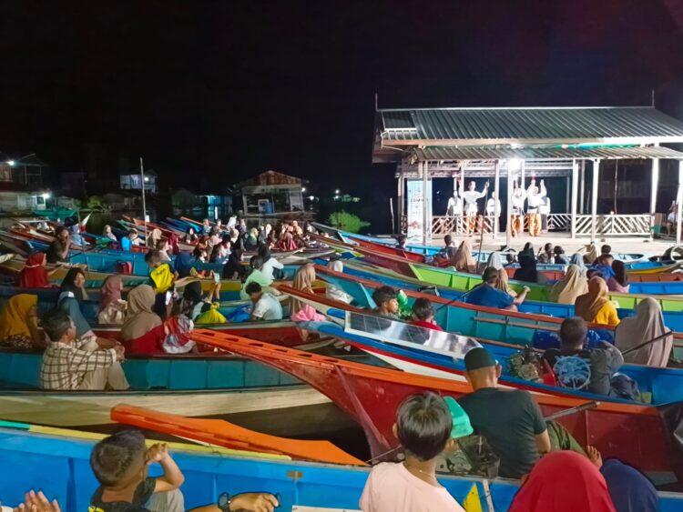 Bioskop Terapung di Muara Enggelam, Pengalaman Menonton Unik di Tengah Danau