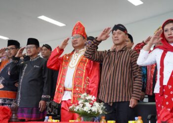 Prosesi Penurunan Bendera Merah Putih di Kukar Berjalan Lancar, Peserta Gunakan Pakaiaan Adat
