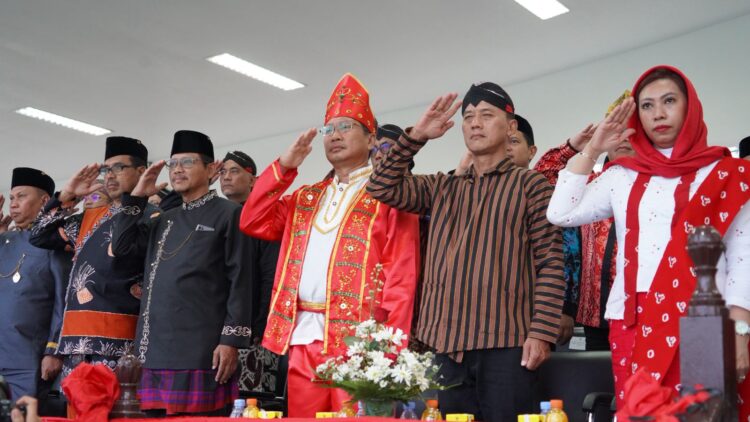 Prosesi Penurunan Bendera Merah Putih di Kukar Berjalan Lancar, Peserta Gunakan Pakaiaan Adat