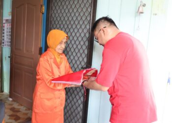 Bupati Kukar Hormati Veteran, Serahkan Bendera Merah Putih kepada Janda Veteran