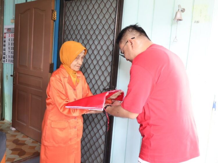 Bupati Kukar Hormati Veteran, Serahkan Bendera Merah Putih kepada Janda Veteran