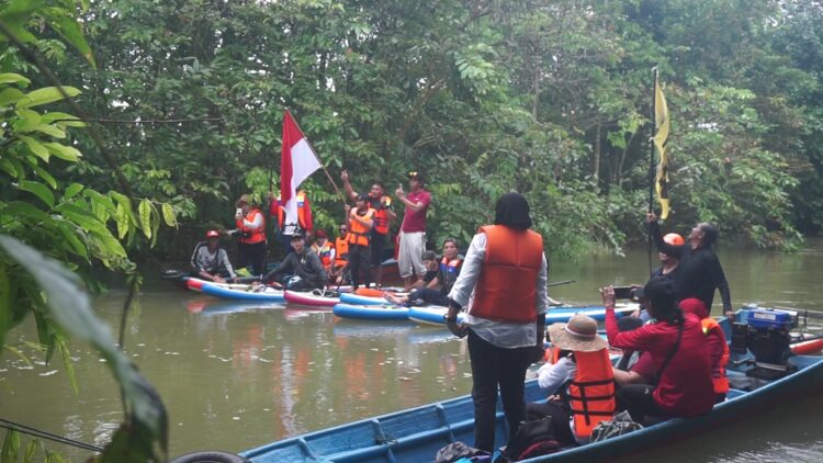 Peringati HUT RI ke-80, Warga Samarinda Susur Sungai Karang Mumus dengan Padhel dan Kano