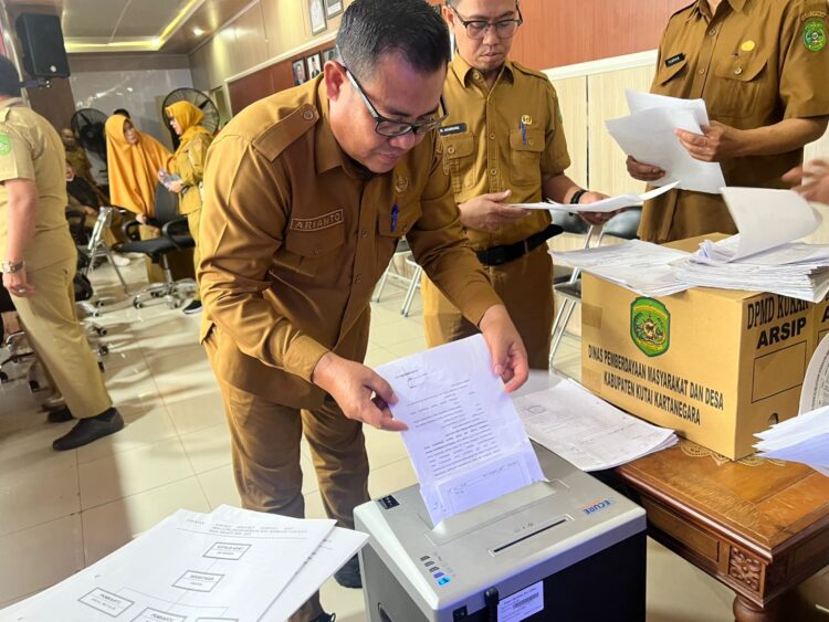 DPMD Kukar Lakukan Pemusnahan Arsip untuk Meningkatkan Efisiensi dan Kualitas Tata Kelola