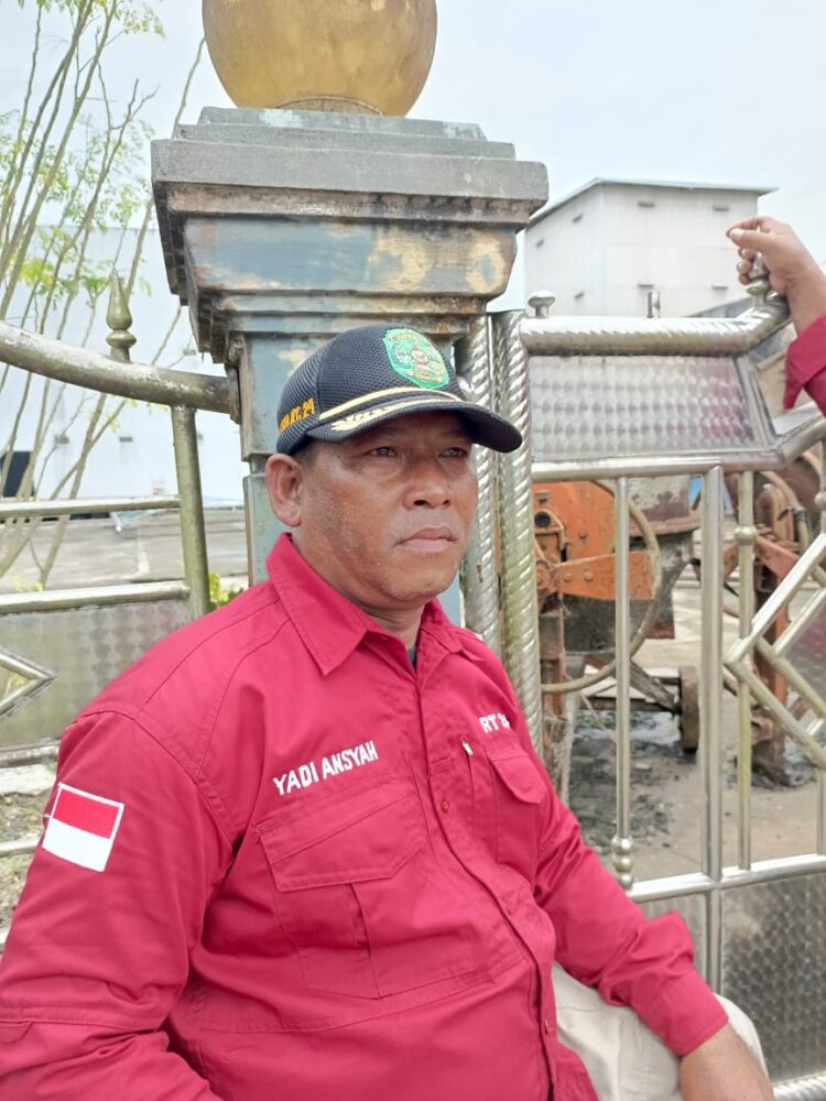 Warga RT 24 Sungai Meriam Lakukan Pembersihan Makam sebagai Wujud Penghormatan kepada Leluhur
