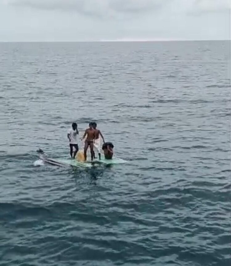 5 Korban Kapal Kayu Pengangkut Batu Bara yang Hilang ditemukan mengapung diatas papan